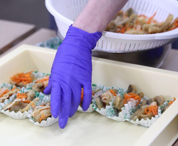 法人向け弁当の製造の風景